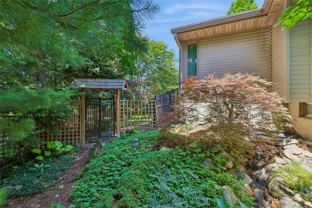 7824 Roseland Drive, Urbandale, IA 50322