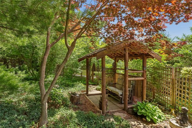 7824 Roseland Drive, Urbandale, IA 50322