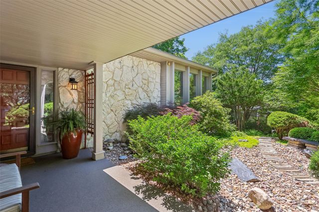 7824 Roseland Drive, Urbandale, IA 50322