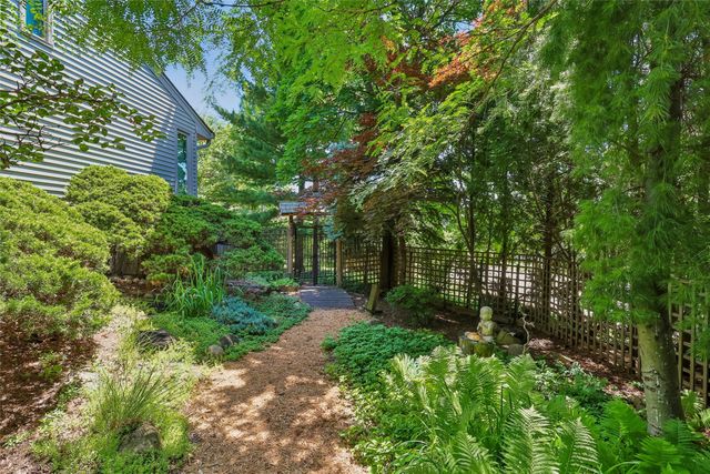 7824 Roseland Drive, Urbandale, IA 50322