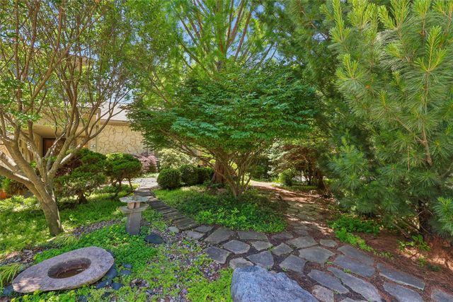 7824 Roseland Drive, Urbandale, IA 50322