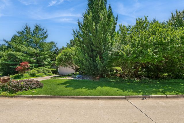7824 Roseland Drive, Urbandale, IA 50322