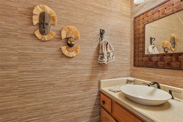 7824 Roseland Drive, Urbandale, IA 50322