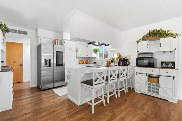 195 E Sandra Avenue, Tulare, CA 93274