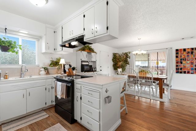 195 E Sandra Avenue, Tulare, CA 93274