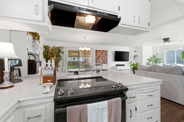 195 E Sandra Avenue, Tulare, CA 93274