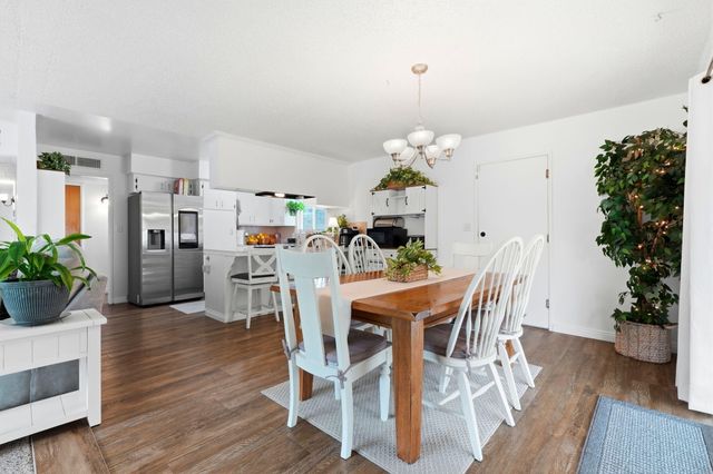 195 E Sandra Avenue, Tulare, CA 93274