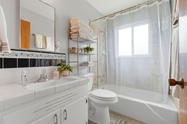 195 E Sandra Avenue, Tulare, CA 93274