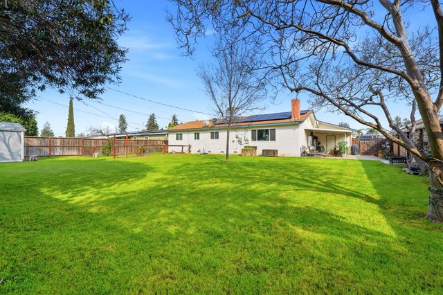 195 E Sandra Avenue, Tulare, CA 93274