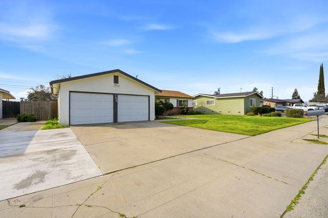 195 E Sandra Avenue, Tulare, CA 93274