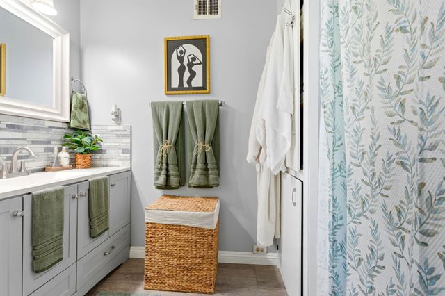 195 E Sandra Avenue, Tulare, CA 93274