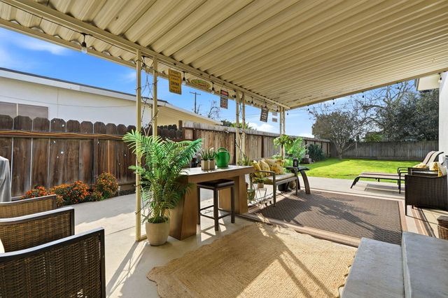 195 E Sandra Avenue, Tulare, CA 93274