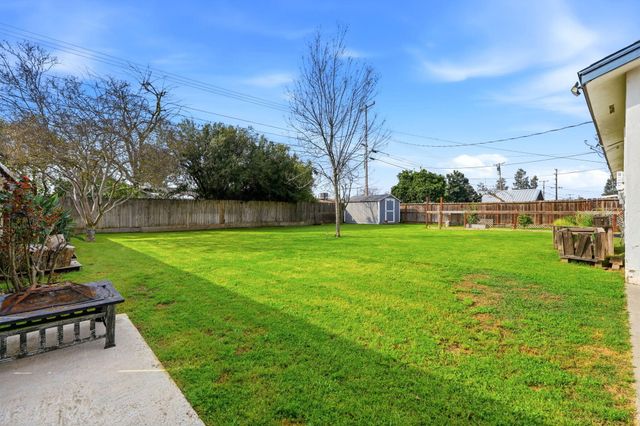 195 E Sandra Avenue, Tulare, CA 93274