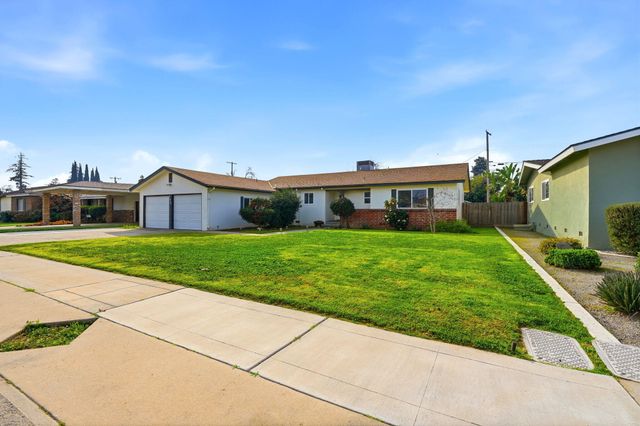 195 E Sandra Avenue, Tulare, CA 93274