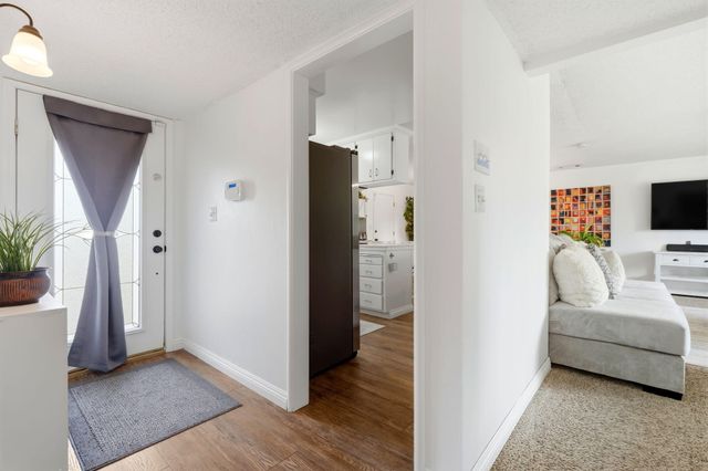 195 E Sandra Avenue, Tulare, CA 93274