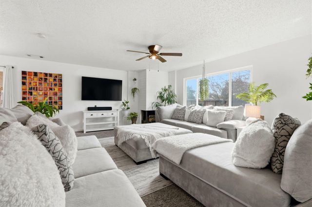 195 E Sandra Avenue, Tulare, CA 93274