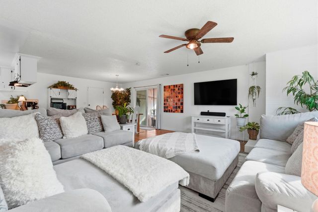 195 E Sandra Avenue, Tulare, CA 93274