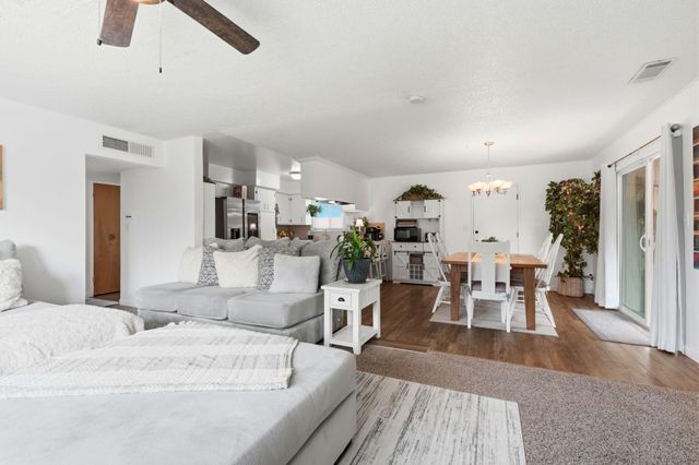 195 E Sandra Avenue, Tulare, CA 93274