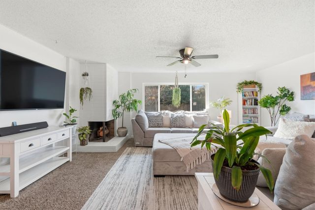 195 E Sandra Avenue, Tulare, CA 93274