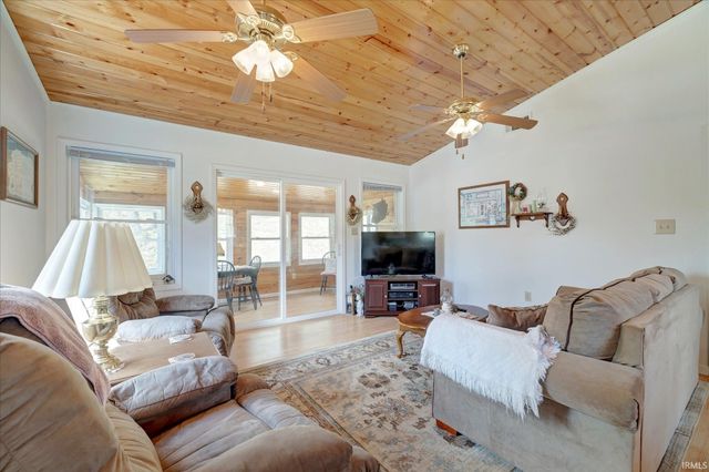 6257 E Calvertville Road, Bloomfield, IN 47424