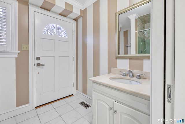 10 White Oak Farm Road, Newtown, CT 06470