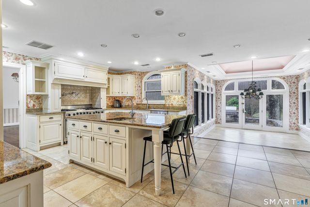 10 White Oak Farm Road, Newtown, CT 06470