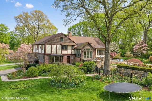 10 White Oak Farm Road, Newtown, CT 06470