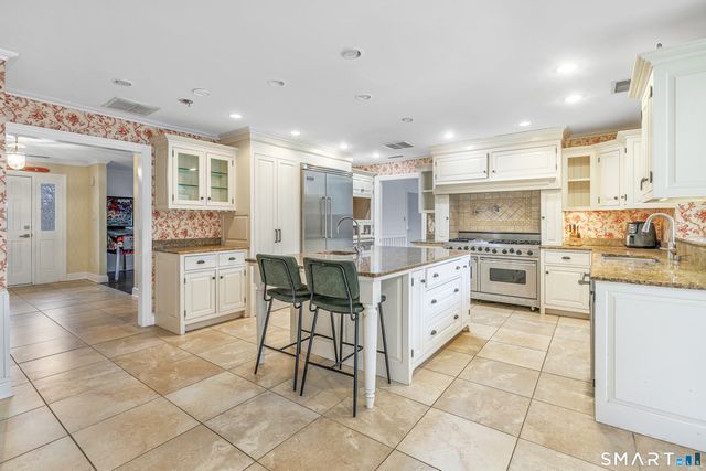 10 White Oak Farm Road, Newtown, CT 06470