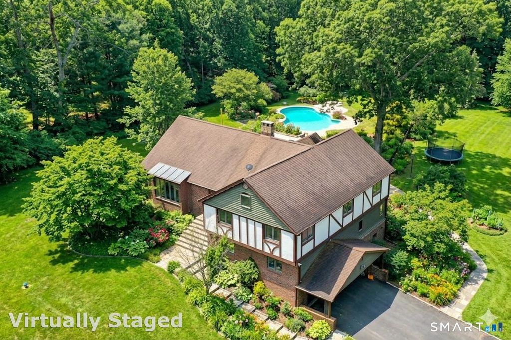 10 White Oak Farm Road, Newtown, CT 06470