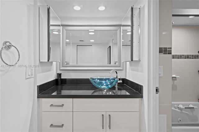 3675 N Country Club Dr 1907, Aventura, FL 33180