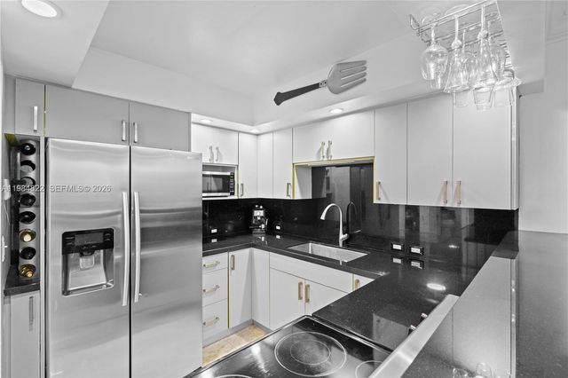 3675 N Country Club Dr 1907, Aventura, FL 33180