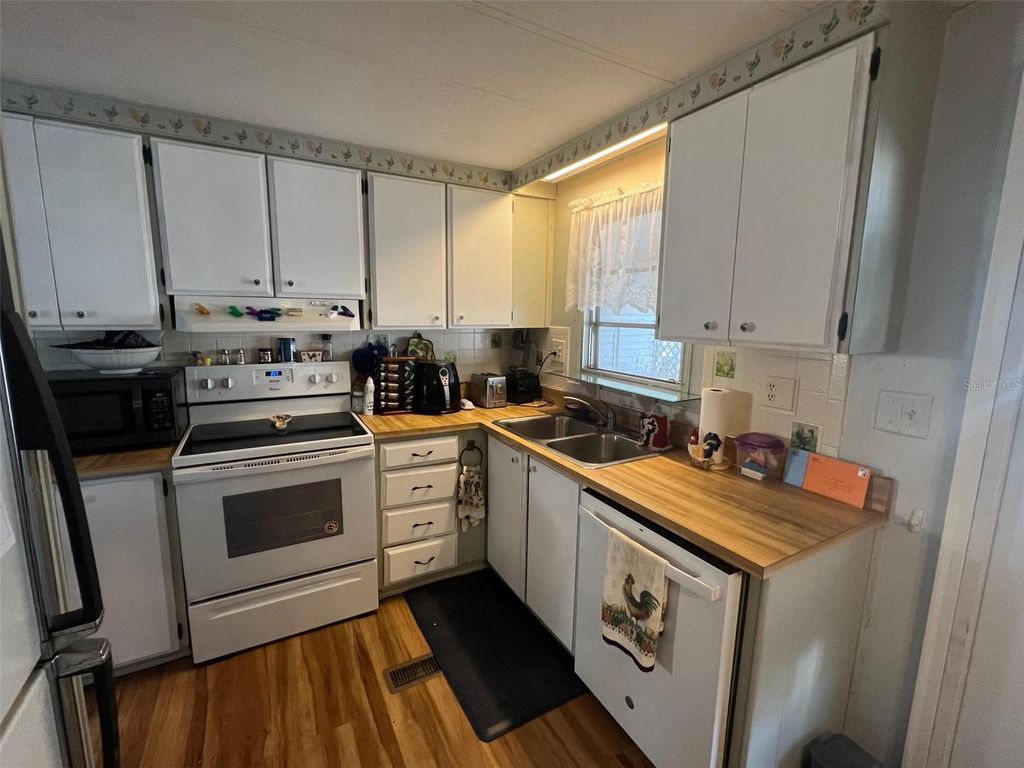 Image 10 of property listing at 29250 US HIGHWAY 19 N 406, Clearwater, FL 33761