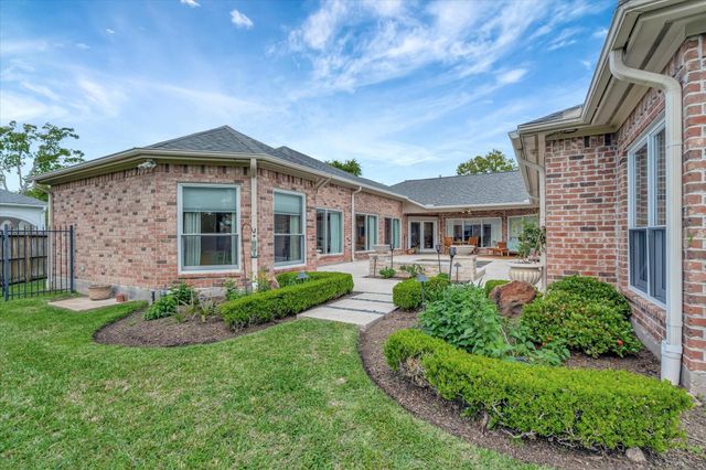 15510 Greens Cove Way, Houston, TX 77059