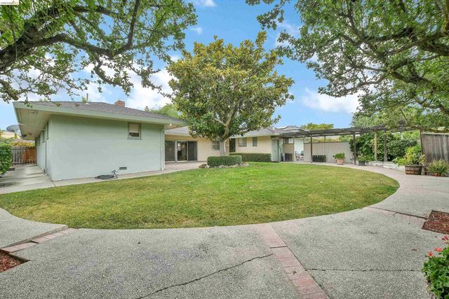 227 Pueblo Dr, Pittsburg, CA 94565