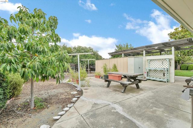 227 Pueblo Dr, Pittsburg, CA 94565