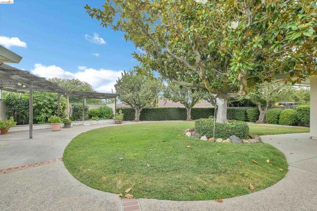 227 Pueblo Dr, Pittsburg, CA 94565