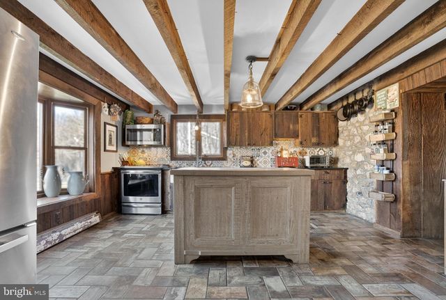 201 PINE SWAMP RD, Elverson, PA 19520