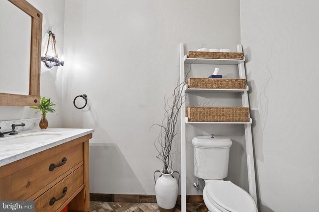 201 PINE SWAMP RD, Elverson, PA 19520