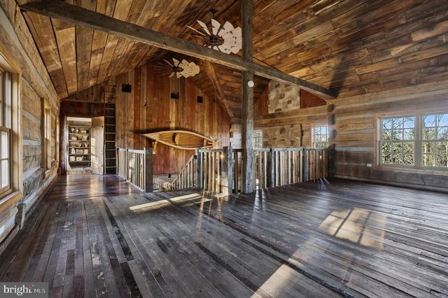 201 PINE SWAMP RD, Elverson, PA 19520