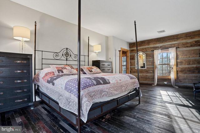 201 PINE SWAMP RD, Elverson, PA 19520