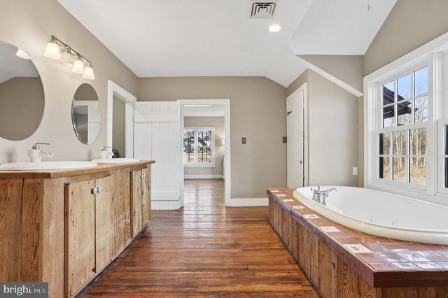 201 PINE SWAMP RD, Elverson, PA 19520