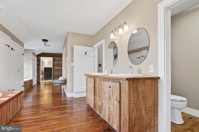 201 PINE SWAMP RD, Elverson, PA 19520