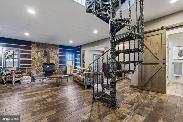 201 PINE SWAMP RD, Elverson, PA 19520