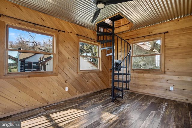 201 PINE SWAMP RD, Elverson, PA 19520