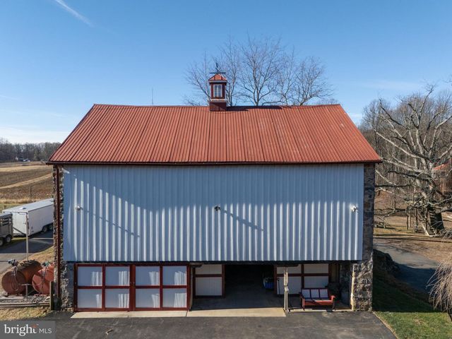 201 PINE SWAMP RD, Elverson, PA 19520