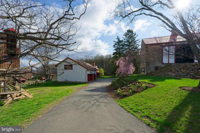201 PINE SWAMP RD, Elverson, PA 19520
