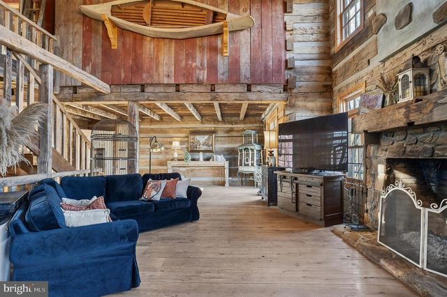 201 PINE SWAMP RD, Elverson, PA 19520