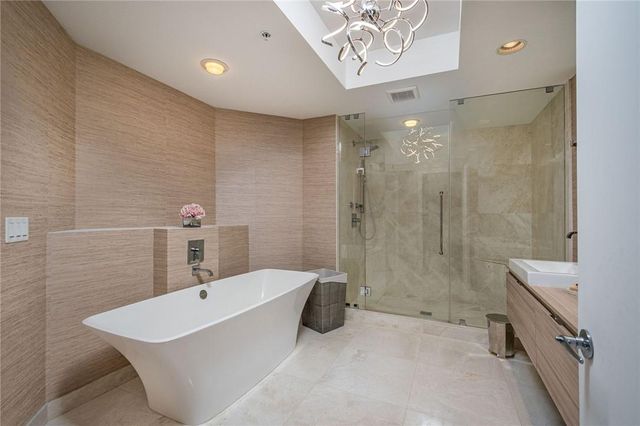 17111 Biscayne Boulevard 2105 + 1 BOAT SLIP, North Miami Beach, FL 33160