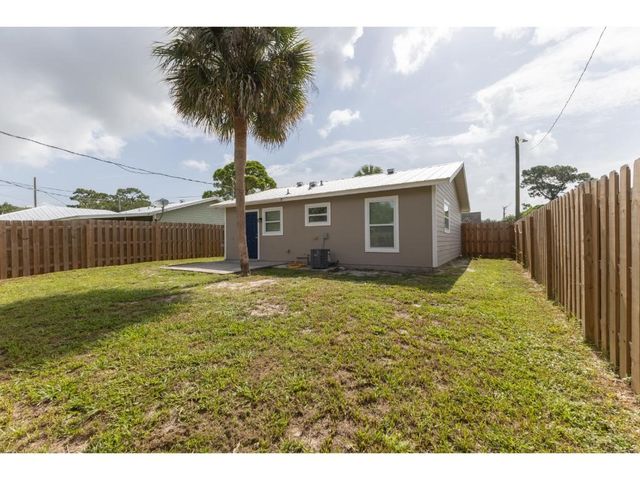 1325 22nd Avenue SW, Vero Beach, FL 32962