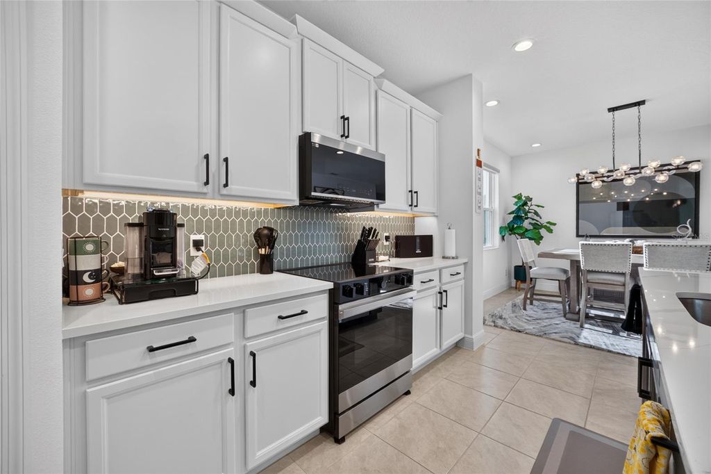 Image 15 of property listing at 7268 ROLLING LEAF ROAD, Groveland, FL 34736